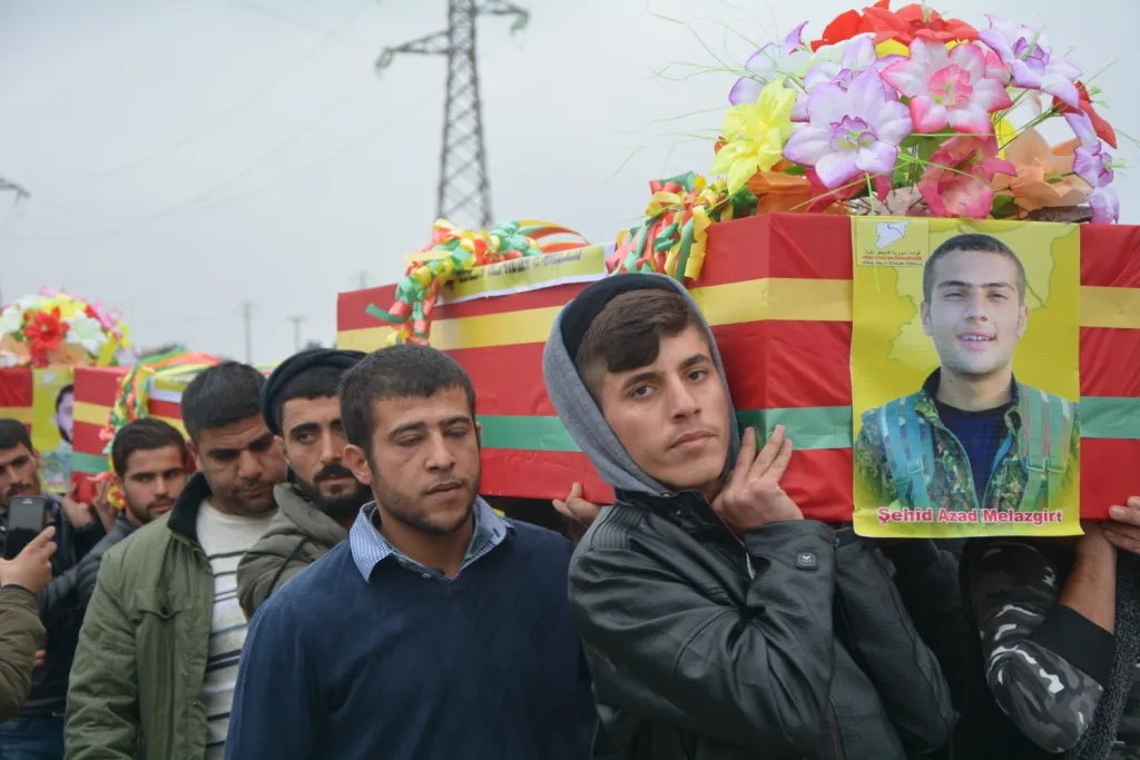 Li Kobanê 3 şehîdên Berxwedana Rûmetê bi merasîmekî heybet hatin oxirkirin