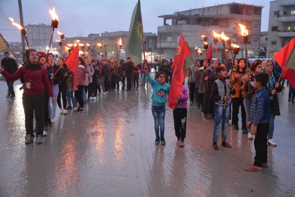 Ciwanên Kobanê bi meşeke meşaleyan piştgirî dan Berxwedana Rûmetê
