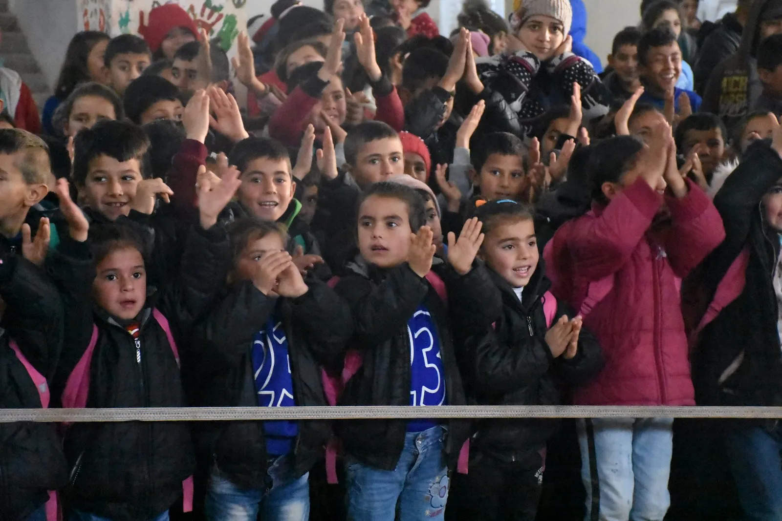 ​​​​​​​Komîteya Desteka Dirûnî diyarî li birîndarên komkujiya Til Rifetê belav kir