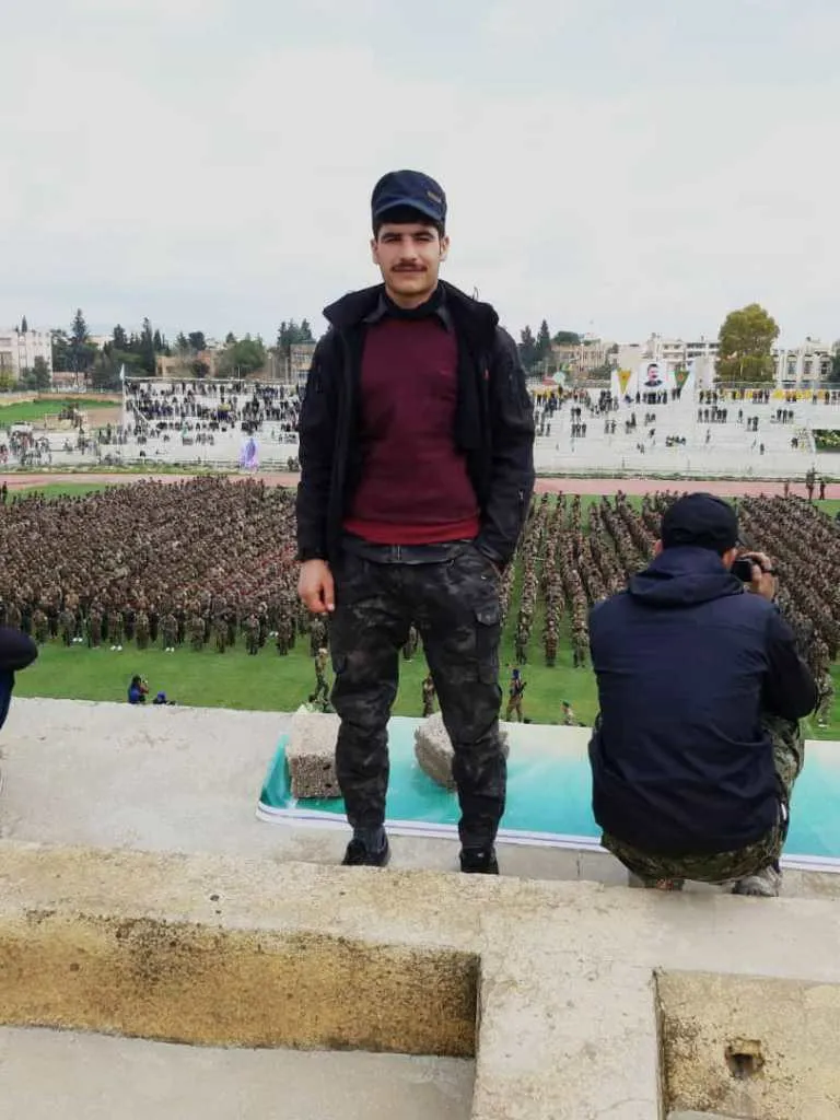 ‘Çawa ez ê li vir rûnêm dema ku hevalên min di çeperên şer de bin?’