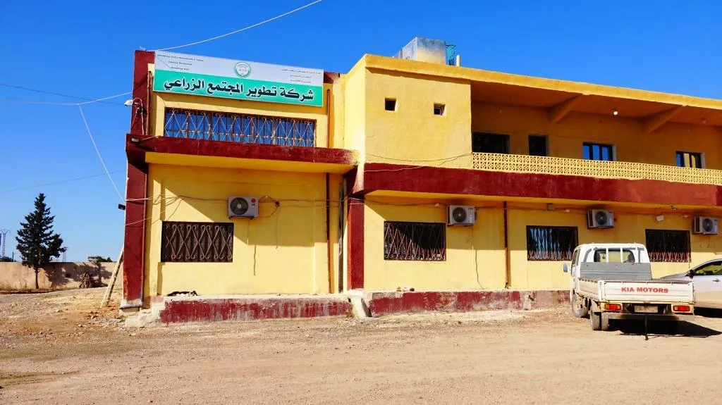Şîrketa Pêşxistina Civaka Çandiniyê ya Tebqayê piştgiriya cotkarên zeviyên wan şewitîne kir