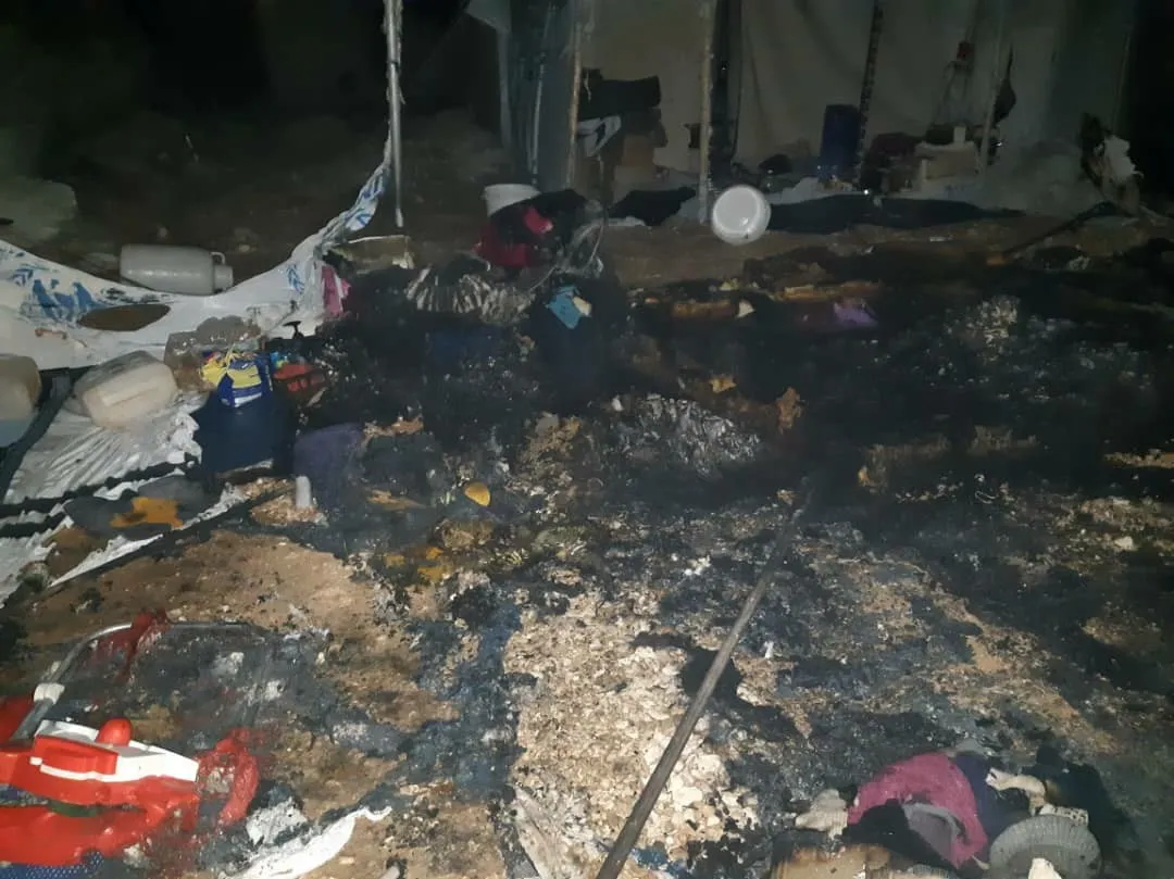 Li kampa Holê agir bi konan ket: Jinek û zarokên wê birîndar bûn
