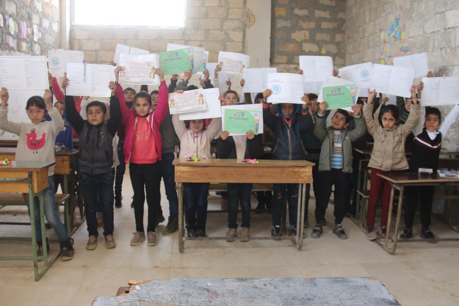 Xwendekarên Efrînê karnameyên xwe wergirtin