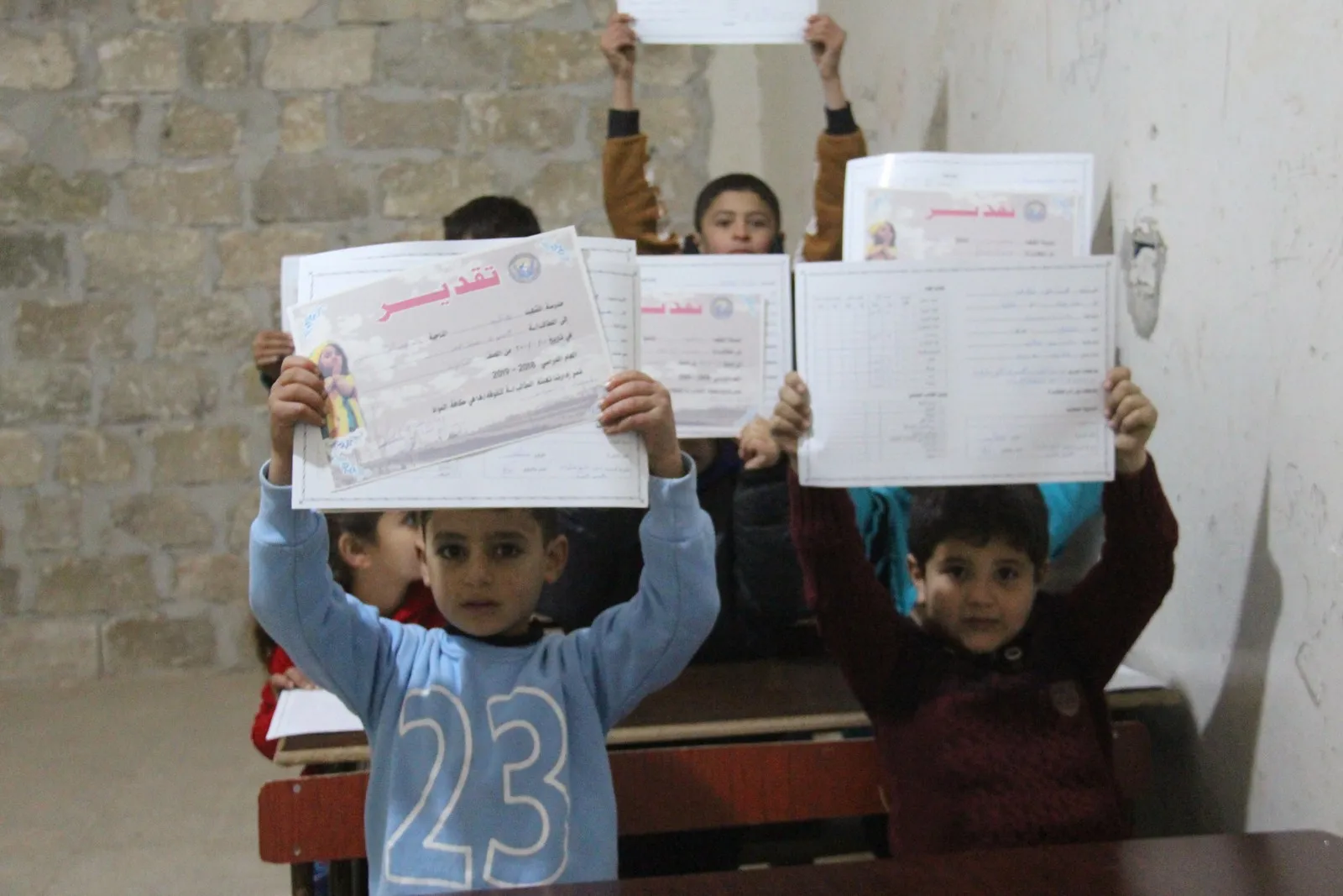 Xwendekarên Efrînê karnameyên xwe wergirtin