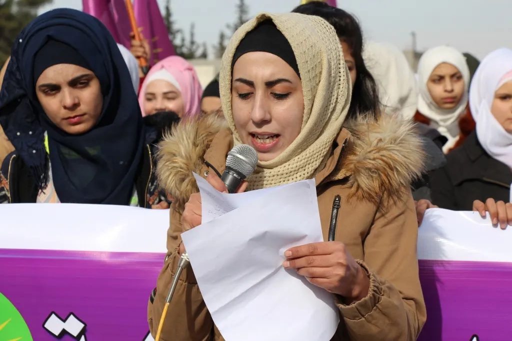 Jinên ciwan ên Minbicê li dijî êrişên dewleta Tirk daketin qadan