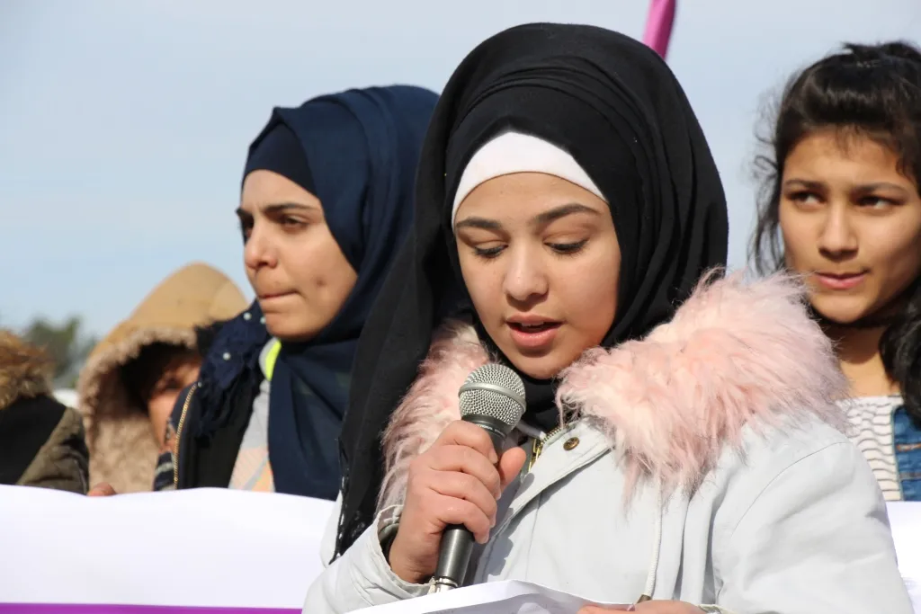 Jinên ciwan ên Minbicê li dijî êrişên dewleta Tirk daketin qadan