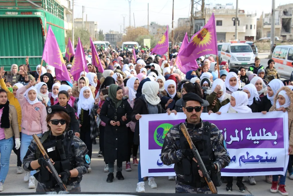 Jinên ciwan ên Minbicê li dijî êrişên dewleta Tirk daketin qadan