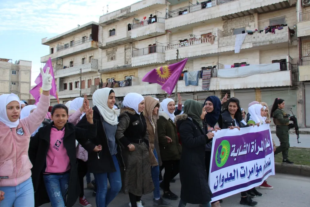 Jinên ciwan ên Minbicê li dijî êrişên dewleta Tirk daketin qadan