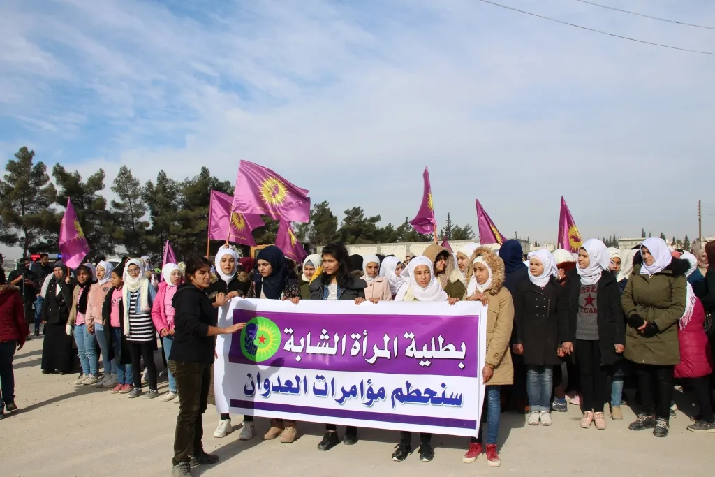 Jinên ciwan ên Minbicê li dijî êrişên dewleta Tirk daketin qadan