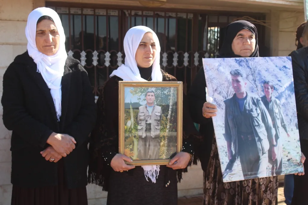 Şêniyên Dêrikê şehîd Xebat Dêrik li ser gora wî bi bîr anî