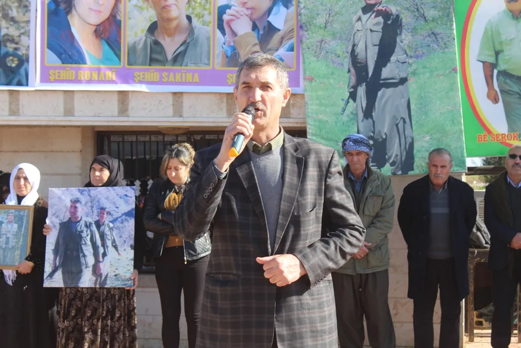 Şêniyên Dêrikê şehîd Xebat Dêrik li ser gora wî bi bîr anî