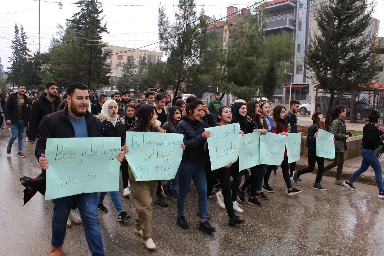 Xwendekarên Efrînê li pêş avahiya NY`yê êrişa li ser Efrînê şermezar kir