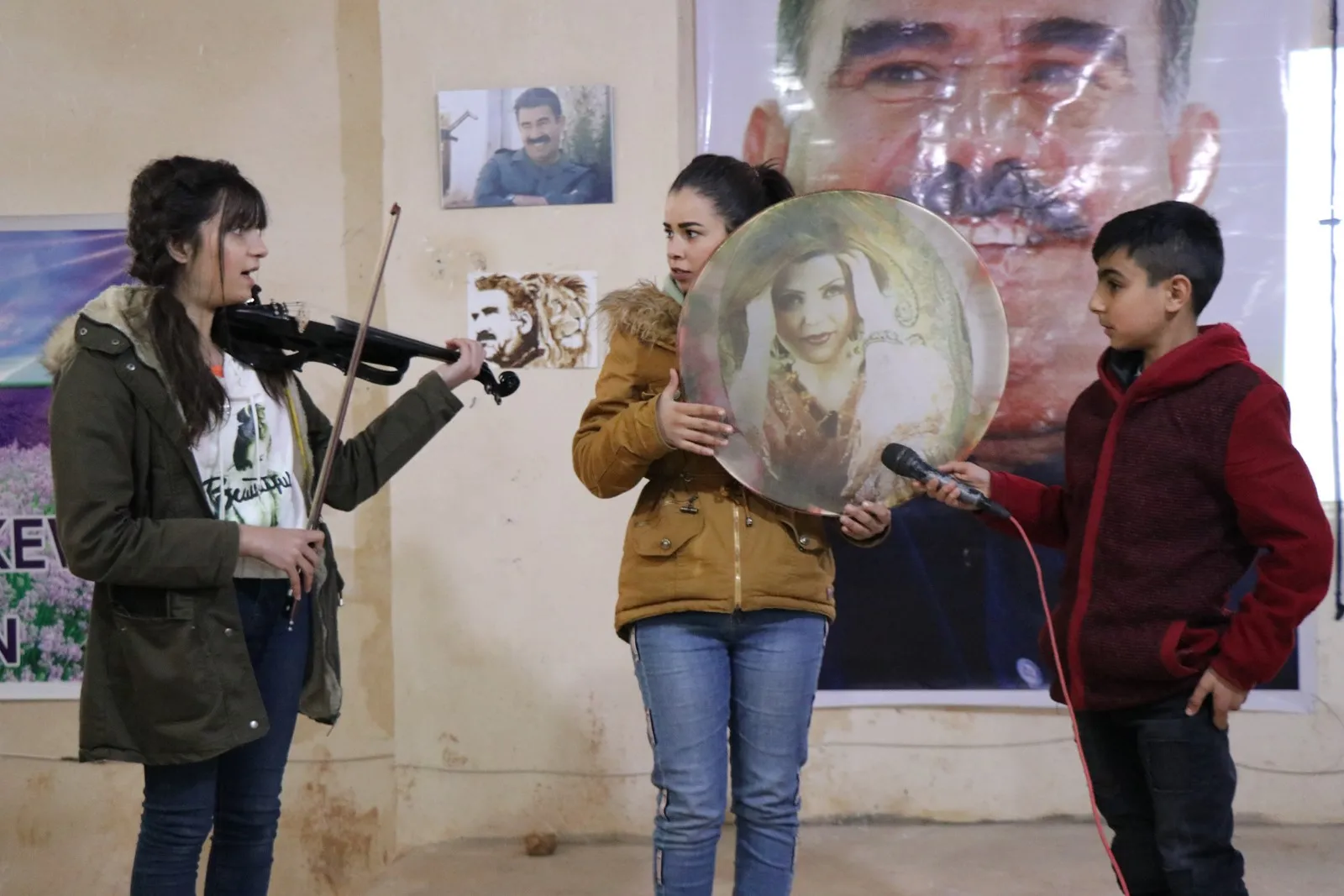 Şagirtên dibistanên Kampa Serdem pêşangeheke wêneyan li dar xist