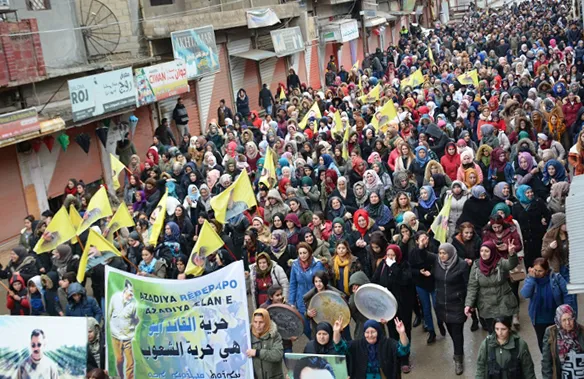 Şêniyên Tirbespiyê li dijî tecrîda li ser Ocalan meşiyan