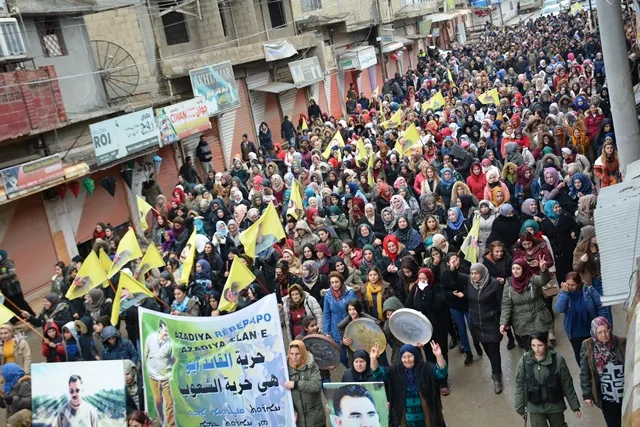 Şêniyên Tirbespiyê li dijî tecrîda li ser Ocalan meşiyan