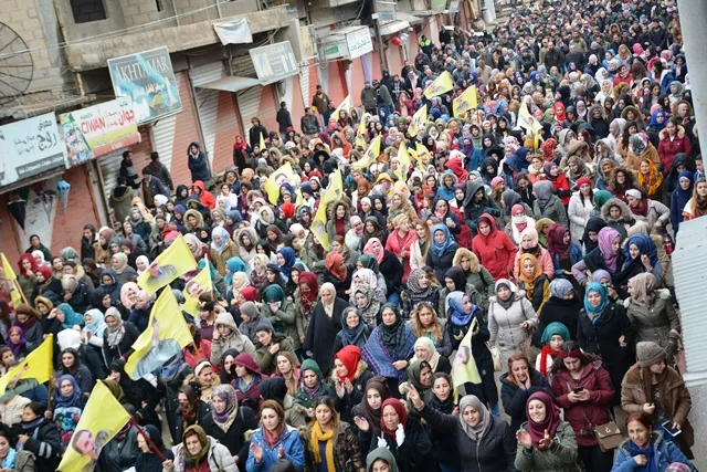 Şêniyên Tirbespiyê li dijî tecrîda li ser Ocalan meşiyan