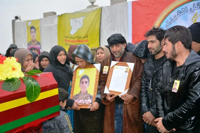 Di oxirkirina şehîd Çekdar de gel got:Tirkiyê hebûna hemû pêkhateyên Bakur û Rojhilatê Sûriyê hedef digre