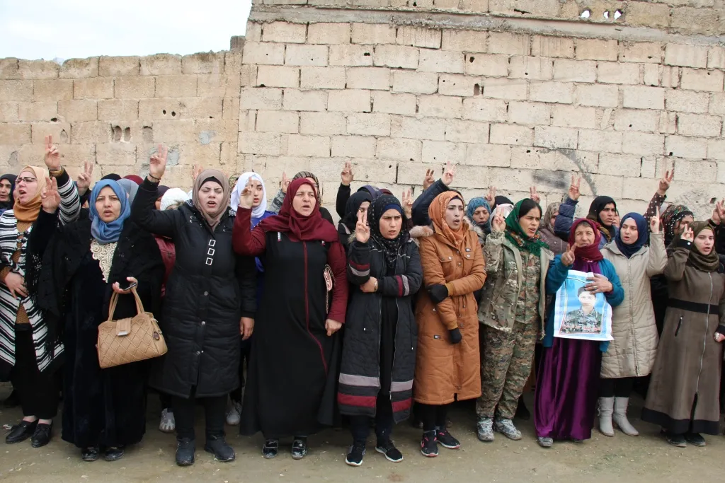 Şêniyên Minbicê sersaxî ji malbata şehîd Erîc û Ferhad re xwestin