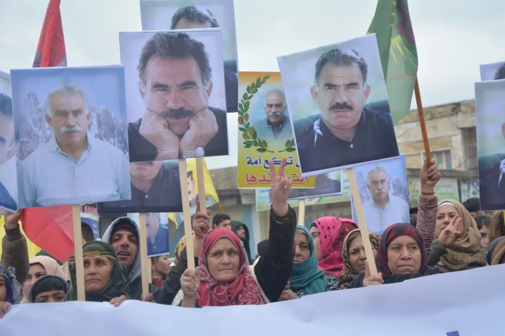 Li Kobanê li dijî tecrîda li ser Ocalan xwepêşandan