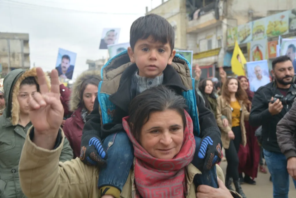 Li Kobanê li dijî tecrîda li ser Ocalan xwepêşandan