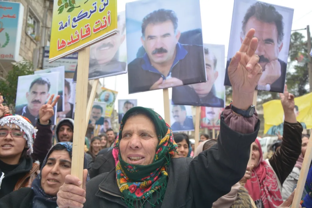 Li Kobanê li dijî tecrîda li ser Ocalan xwepêşandan