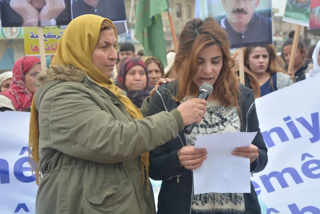 Li Kobanê li dijî tecrîda li ser Ocalan xwepêşandan