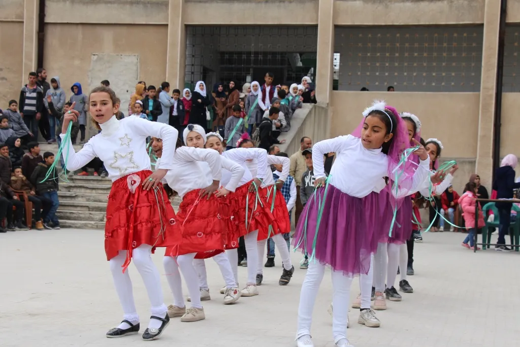 Dibistana Şehîd Raxib Harûn a Minbicê xwendekarên serkeftî xelat kirin