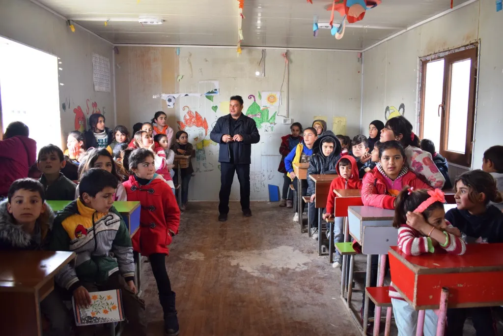 ​​​​​​​Li kampa koçberên Girê Spî dibistanek hat vekirin