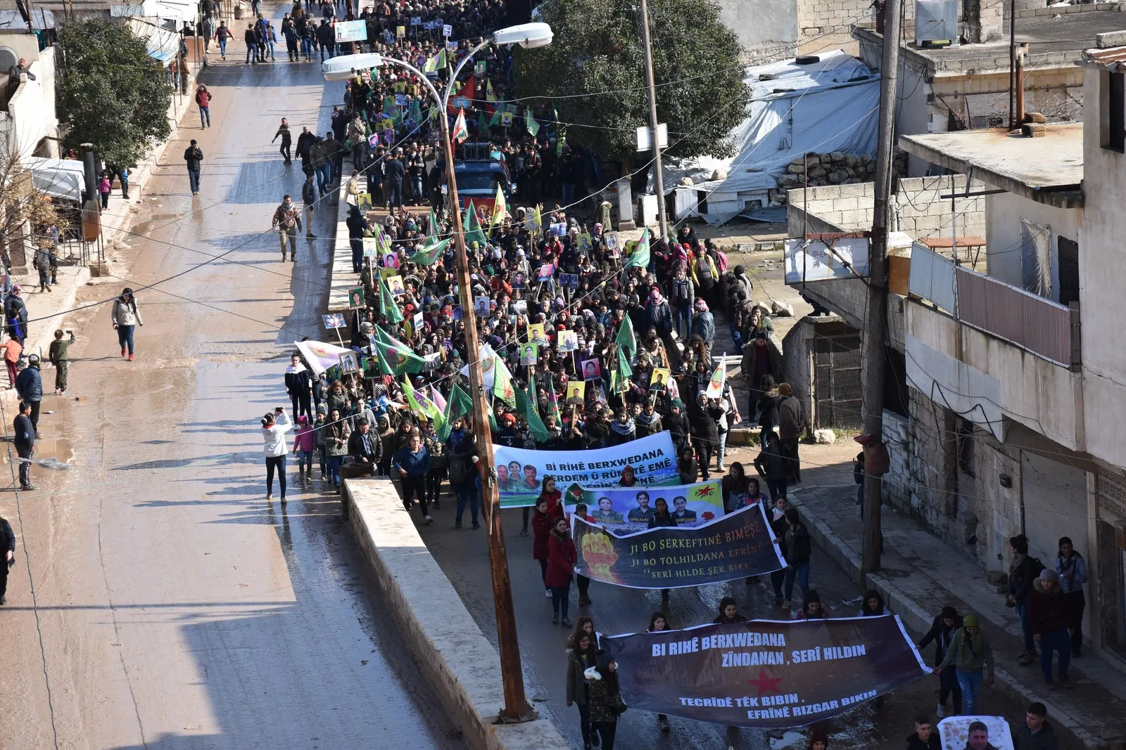 Ciwanên li Til Rifatê  dagirkeriya dewleta Tirk a li Efrînê şermezar kirin