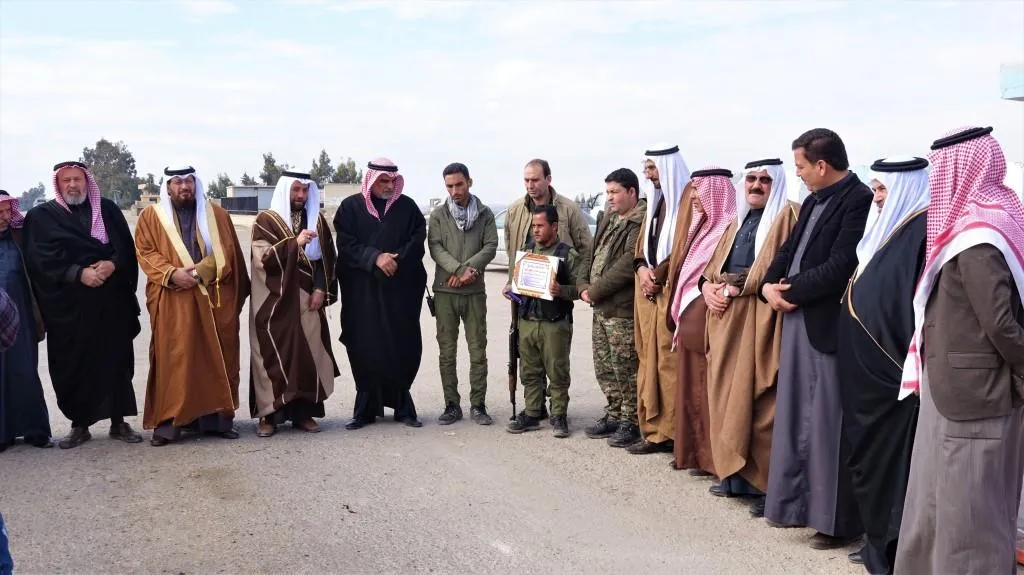 Şêxên eşîran Hêzên Ewlekariya Hundirîn xelat kirin
