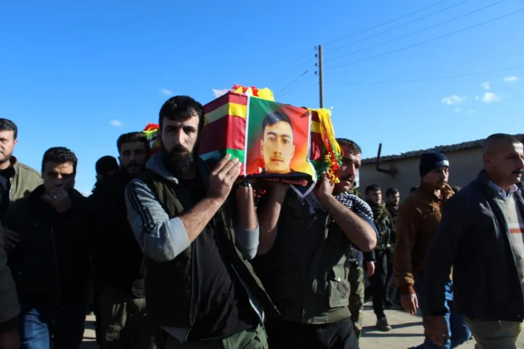 Cenazeyê şehîd Ebas û Ridwan bi merasîmekî girseyî hatin veşartin
