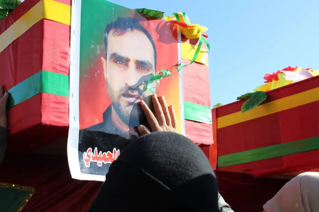 Cenazeyê şehîd Ebas û Ridwan bi merasîmekî girseyî hatin veşartin