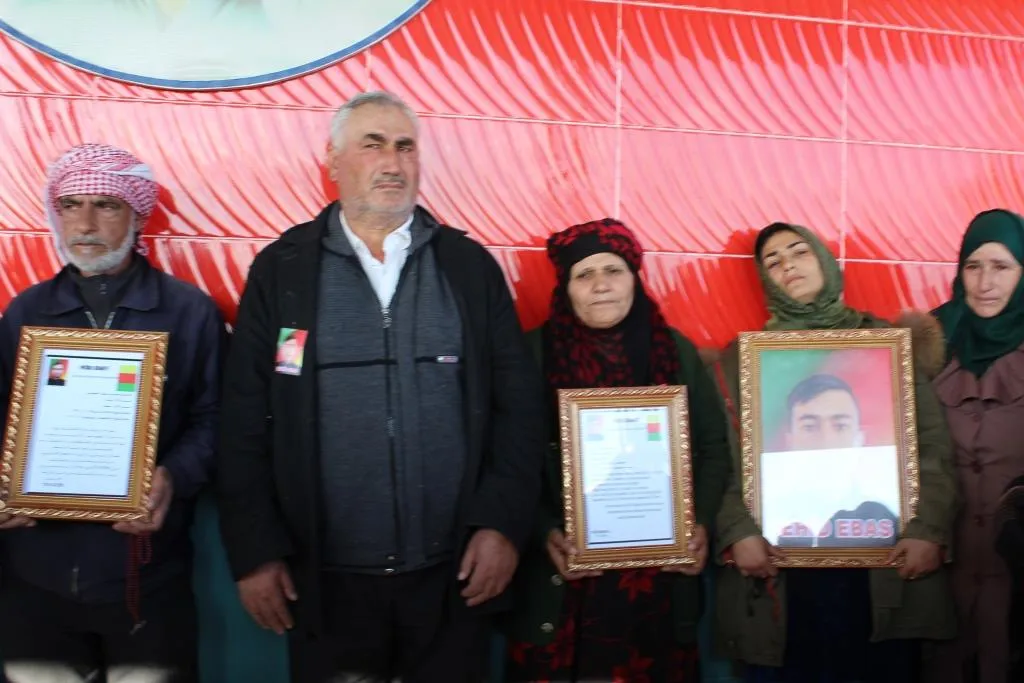 Cenazeyê şehîd Ebas û Ridwan bi merasîmekî girseyî hatin veşartin