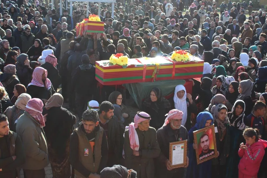 Cenazeyê şehîd Ebas û Ridwan bi merasîmekî girseyî hatin veşartin