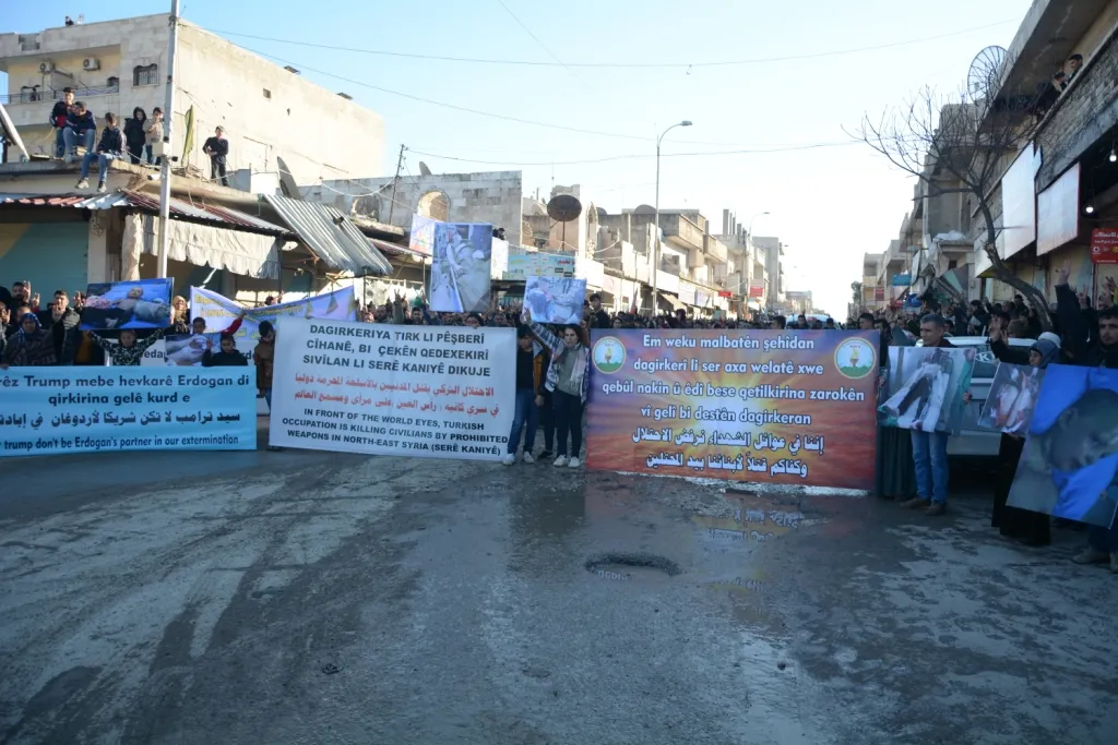 Li Kobanê bi hezaran şênî li dijî siyasetên dagirkeriyê meşiyan