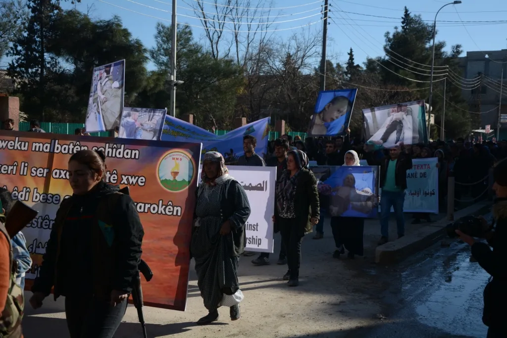 Li Kobanê bi hezaran şênî li dijî siyasetên dagirkeriyê meşiyan