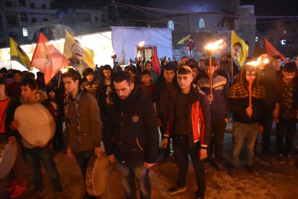 Ciwanên Helebê bi meşekê tecrîda li dijî Ocalan şermezar kirin