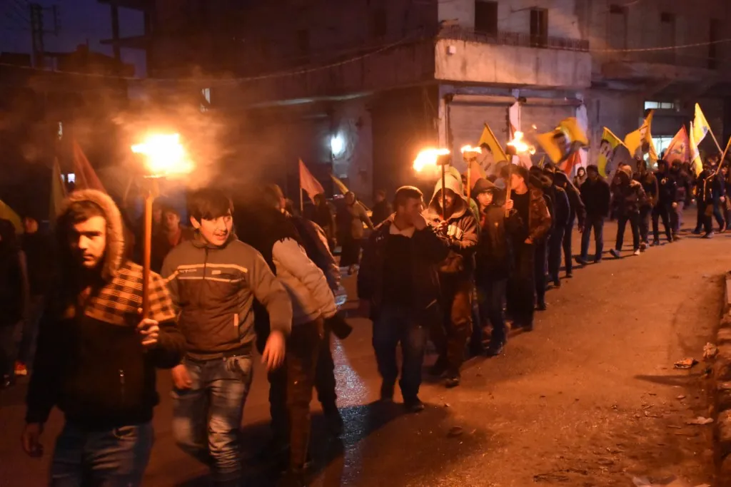 Ciwanên Helebê bi meşekê tecrîda li dijî Ocalan şermezar kirin