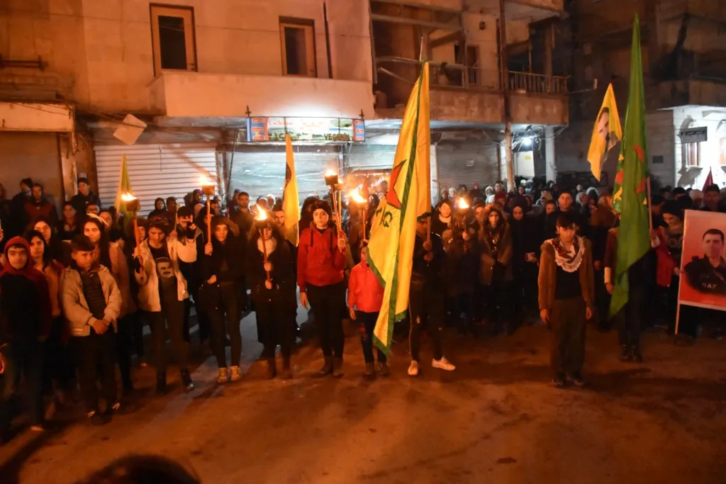 Ciwanên Helebê bi meşekê tecrîda li dijî Ocalan şermezar kirin