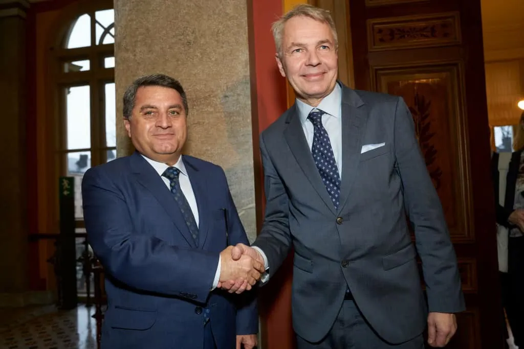 ​​​​​​​Şandeya Rêveberiya Xweser bi wezîrê derve yê Finlandayê re civiya