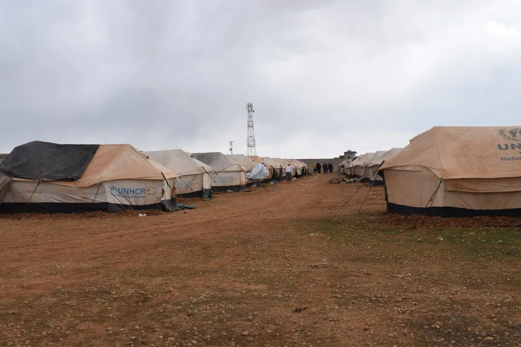 Koçberekî ji Idlibê kiryarên çeteyên Tirkiyê vedibêje