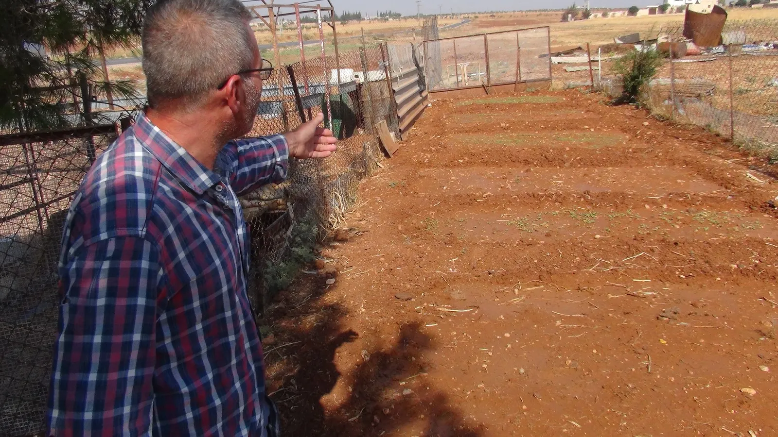 Hesinkarê berxwedêr alîkariya koçberên ji Efrînê dike