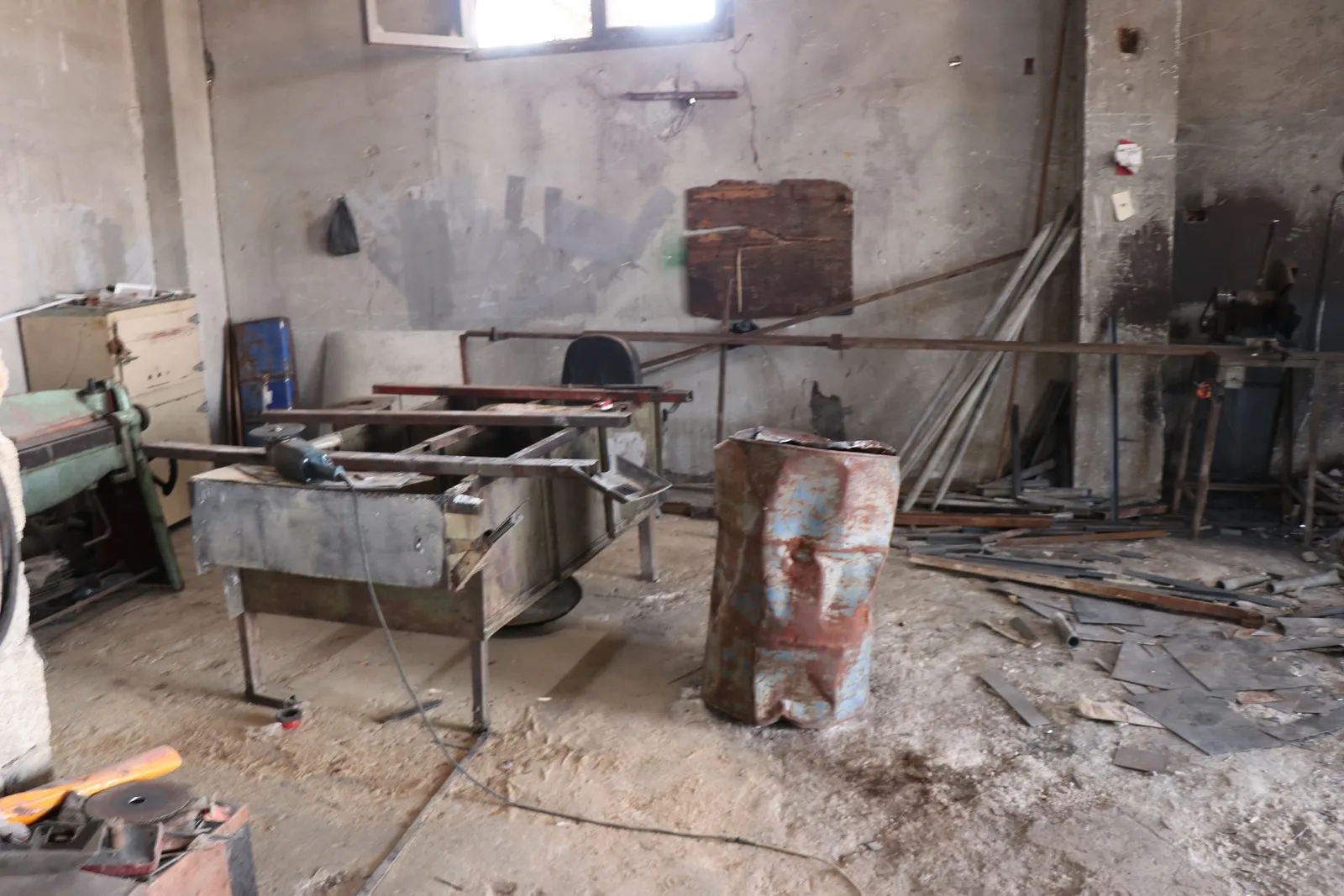 Hesinkarê berxwedêr alîkariya koçberên ji Efrînê dike