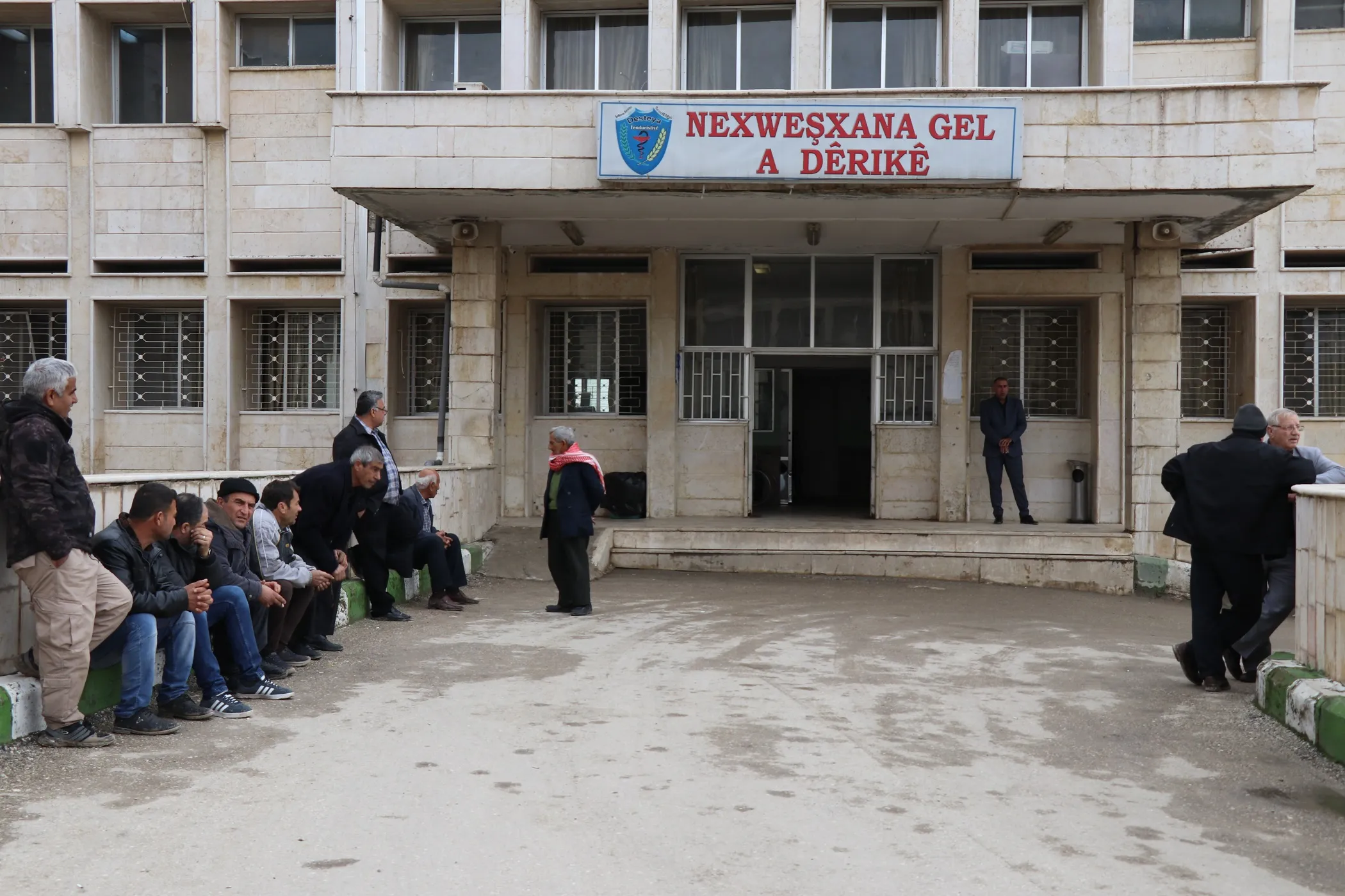 Li Dêrikê du malbat pev çûn: 8 kes birîndar bûn