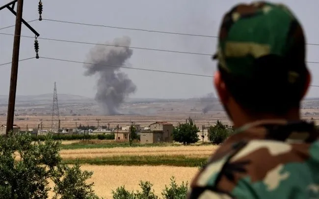 Balafirên rejîm û Rûsyayê gundewarên Idlib û Helebê bombebaran dikin