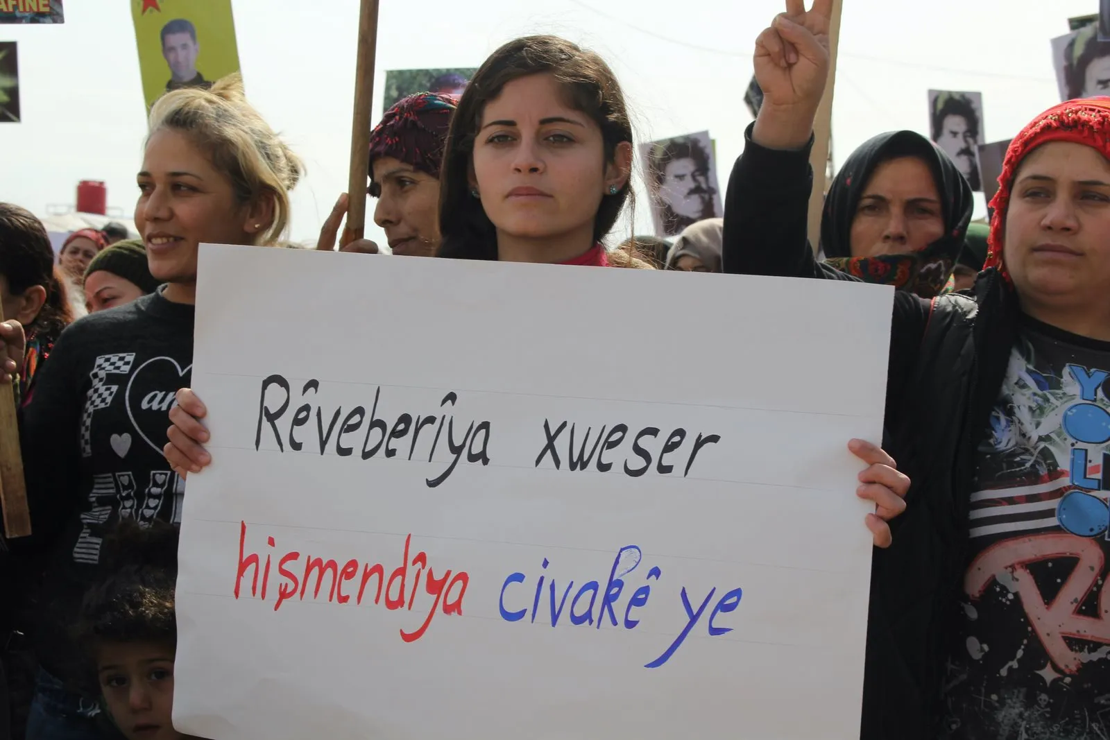 Koçberên Efrînê Komploya Navneteweyî ya li dijî Ocalan şermezar kir