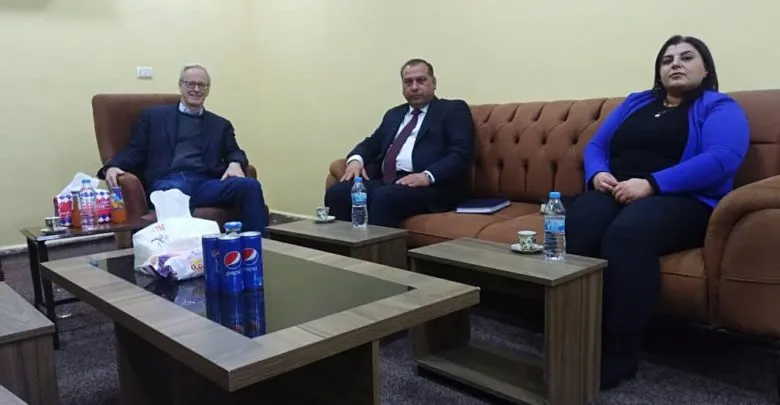 Rêveberiya Xweser bi William Robak re rûnişt