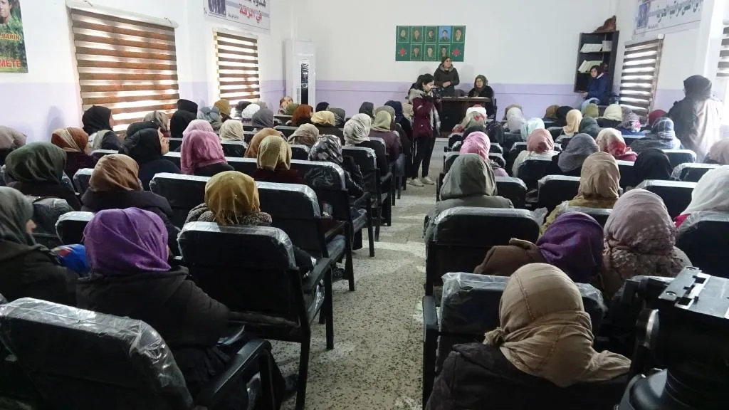 Partiya Sûriyê ya Pêşerojê rêgezên xwe ji jinên Reqayê re dide nasandin