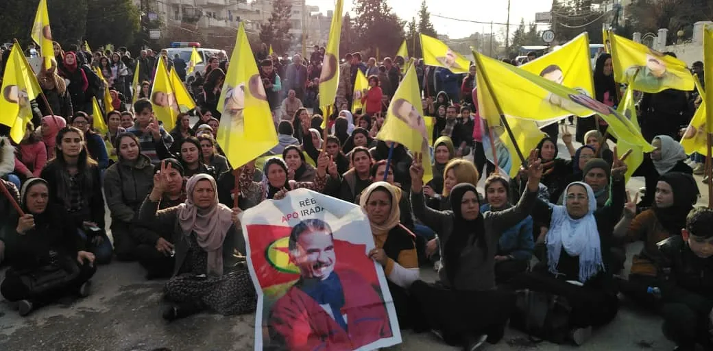 Şêniyên Qamişlo ji bo naskirina rewşa Ocalan çalakiyek li ber avahiya NY‘yê kirin