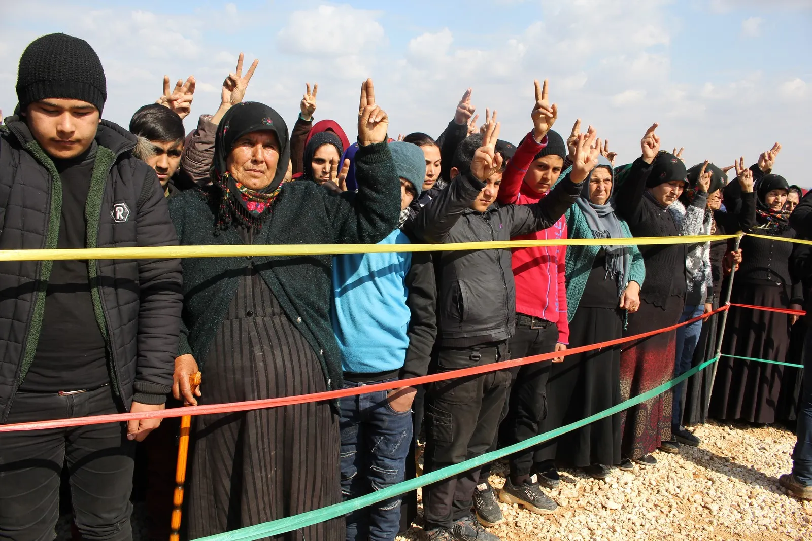 Şêniyên Efrînê şehîdekî xwe spartin axê